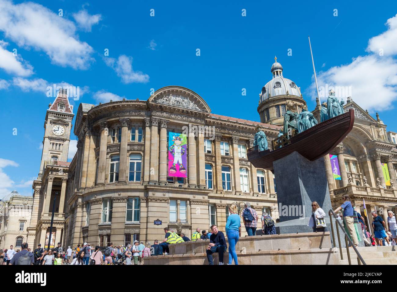 Una obra de arte temporal llamada Foreign Exchange del artista Hew Locke reemplaza la estatua de la Reina Victoria en Victoria Square, Birmingham Foto de stock