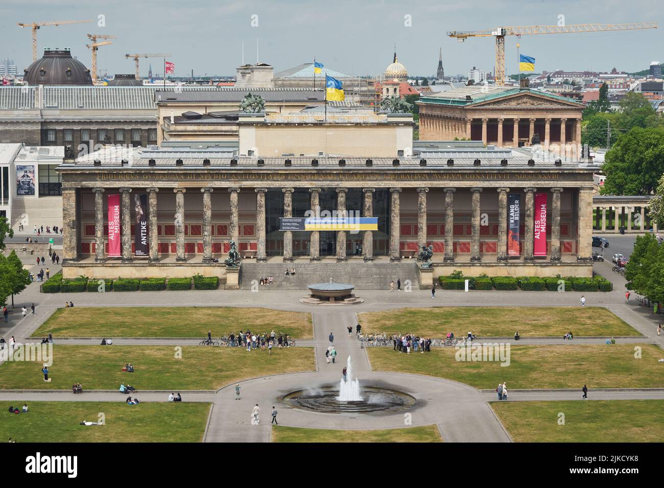 Das Alte Museum, von Karl Friedrich Schinkel erbaut, vorne der Lustgarten, auf dem Dach die Flagge der Ukraine, Museumsinsel, Unter den Linden, Berlín Foto de stock
