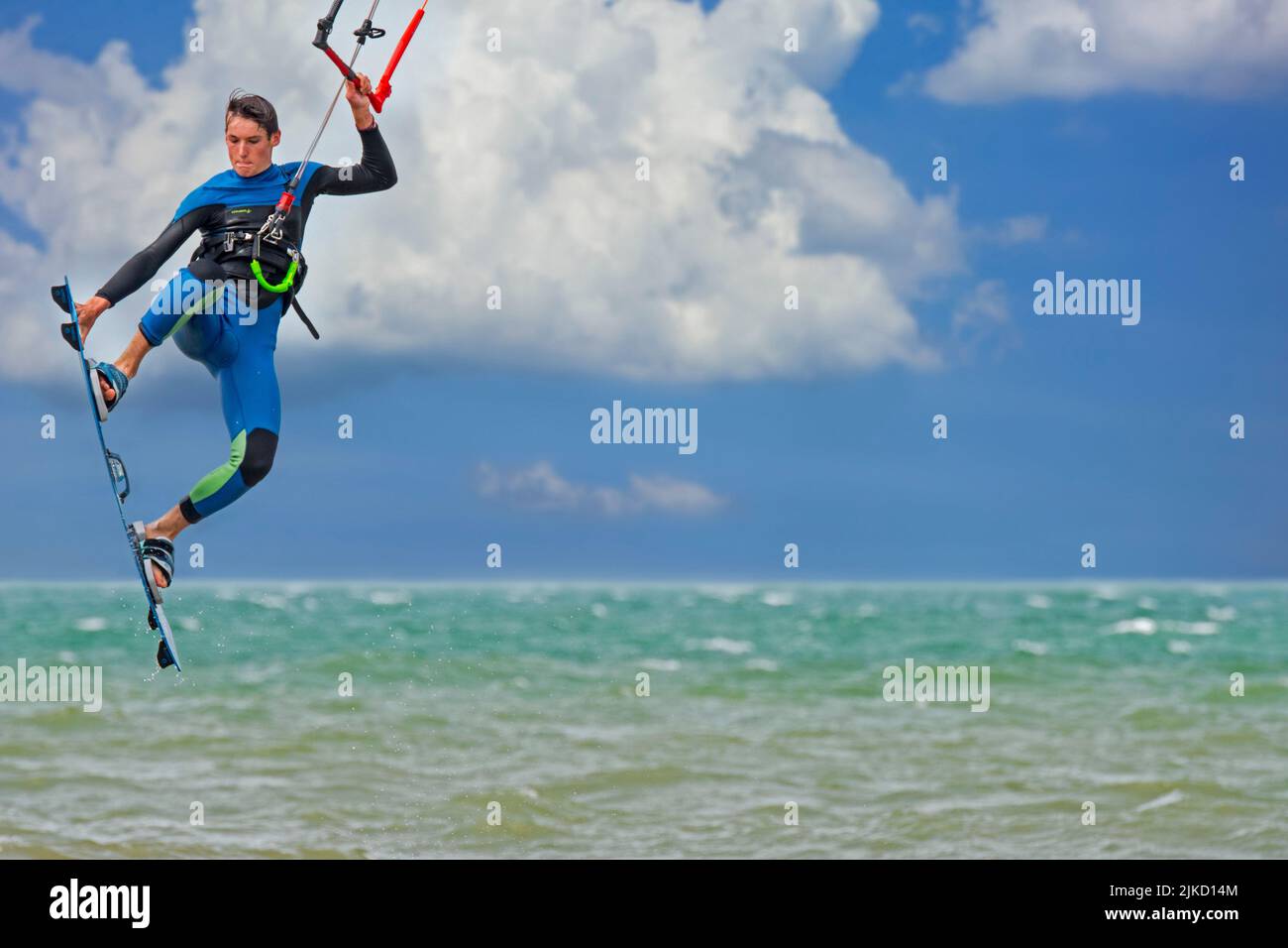 Kitesurf mostrando kiteboarder / kitesurfer en twintip board saltar en el Mar del Norte en un día de viento. Compuesto digital Foto de stock