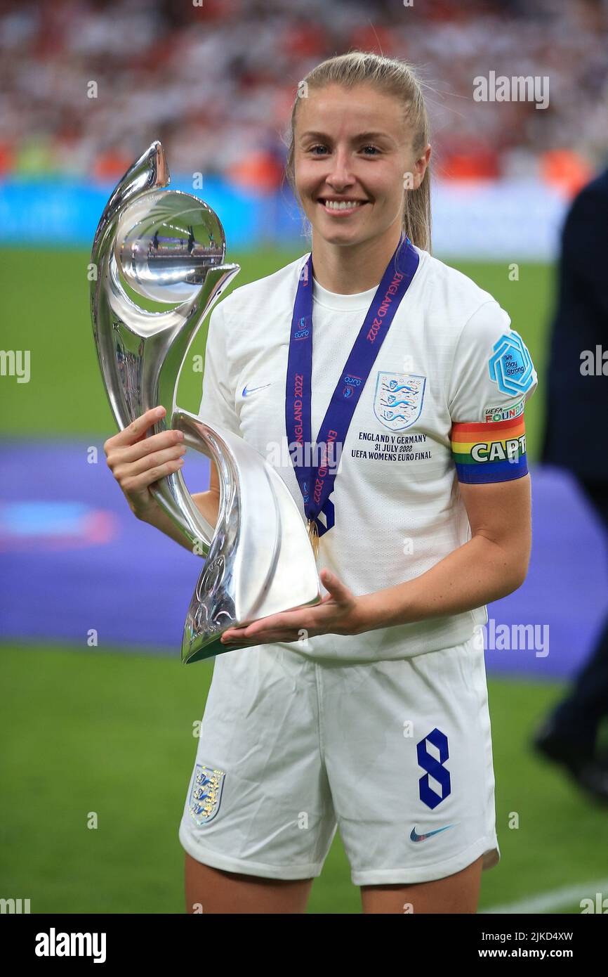 Londres, Reino Unido. 31st de julio de 2022. Leah Williamson de England Women celebra con el trofeo después del partido. UEFA Women's Euro England 2022 Final, England women contra Alemania women en el estadio de Wembley en Londres el domingo 31st de julio de 2022. Esta imagen sólo puede utilizarse con fines editoriales. Sólo para uso editorial, se requiere licencia para uso comercial. No se usa en apuestas, juegos o publicaciones de un solo club/liga/jugador. pic by Steffan Bowen/Andrew Orchard sports photography/Alamy Live news credit: Andrew Orchard sports photography/Alamy Live News Foto de stock