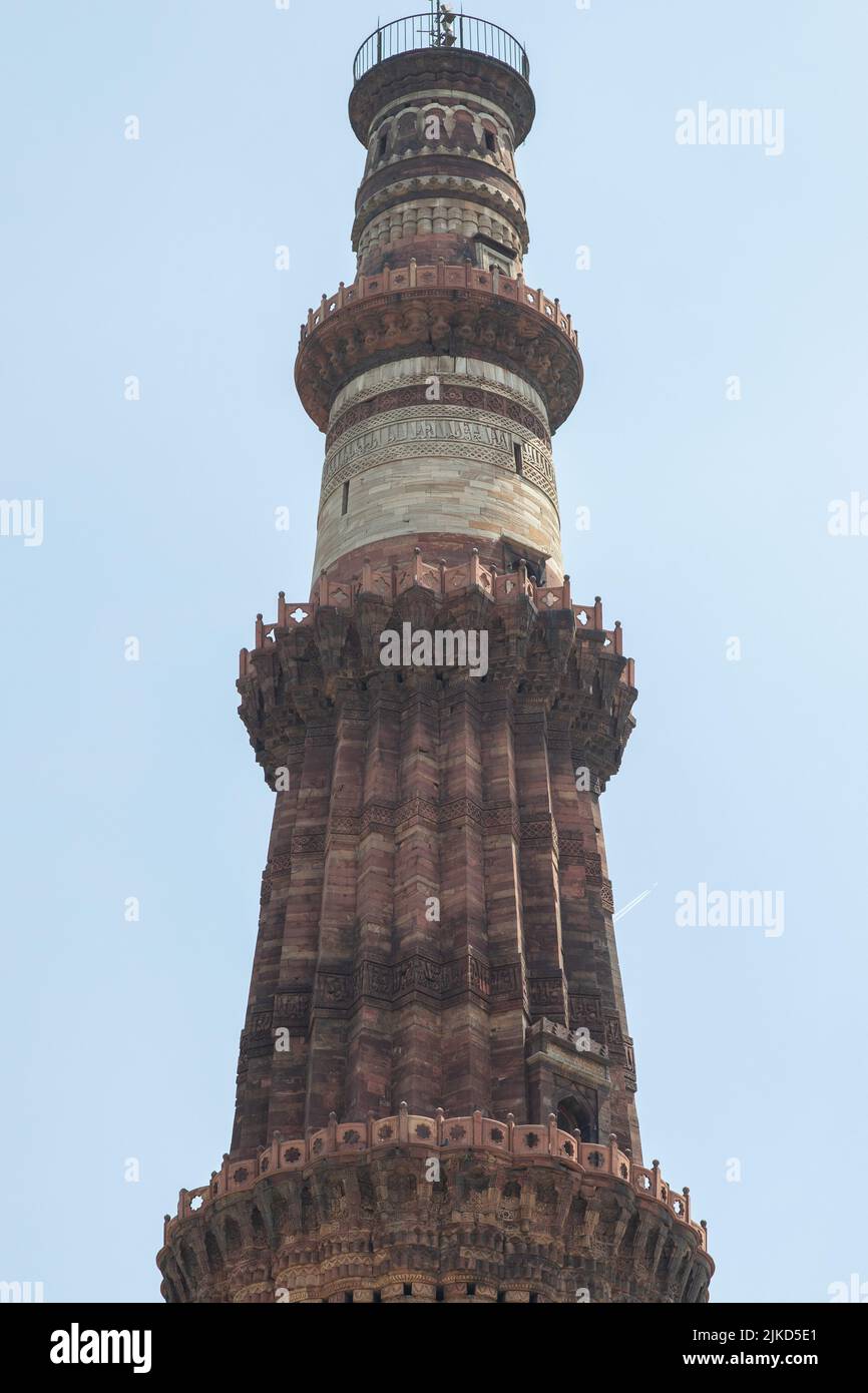 Patrimonio de la Humanidad de la UNESCO Qutub Minar realizado por Qutab-Ud-Din Aibak en 1200 AD- Un Monumento Histórico con Arquitectura Indo-Islámica es uno de los Talle Foto de stock