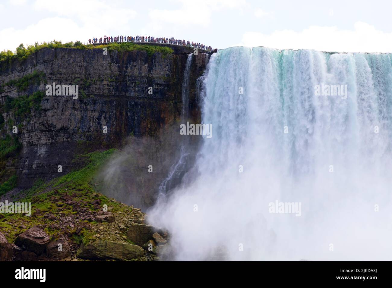Vista de los turistas en el borde de la cascada de herradura en el lado americano. Niagara Falls Ontario Canadá Foto de stock