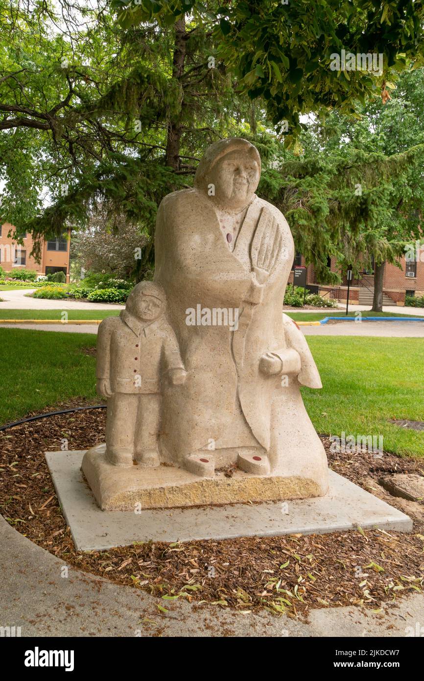 MORRIS, MN, EE.UU. - 9 DE JULIO de 2022: La abuela mujer del agua escultura en el campus de la Universidad de Minnesota Morris. Foto de stock