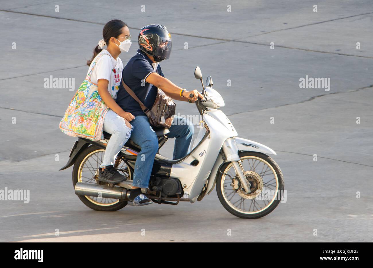 SAMUT PRAKAN, TAILANDIA, 26 2022 DE MAYO, el par de paseos en motocicleta en la calle. Foto de stock