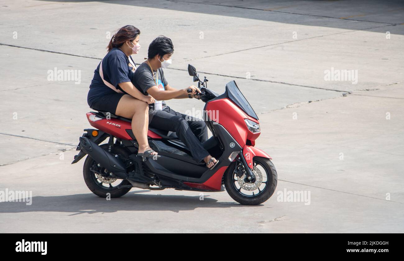 SAMUT PRAKAN, TAILANDIA, 30 2022 DE MAYO, el par de paseos en motocicleta en la calle. Foto de stock