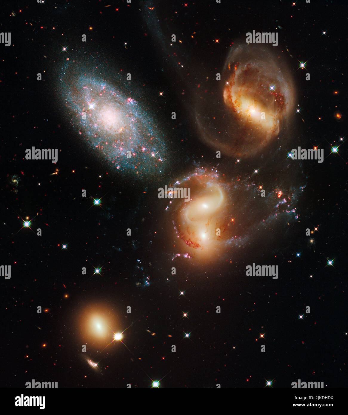Este retrato del Quinteto de Stephan, también conocido como el Hickson Compact Group 92, fue tomado por la nueva cámara de campo ancho 3 (WFC3) a bordo de la NASA/ESA Foto de stock