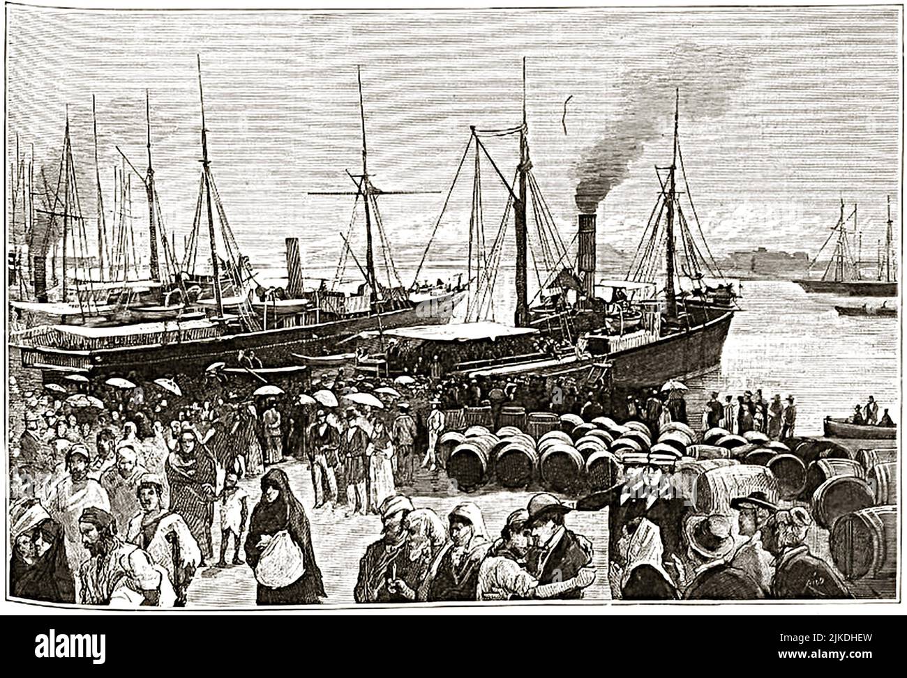 ALICANTE. Desembarque de trabajadores españoles, seguros de Orán y repatriados por los vapores “Besós” y “Correo de Cartagena. Grabado de Foto de stock