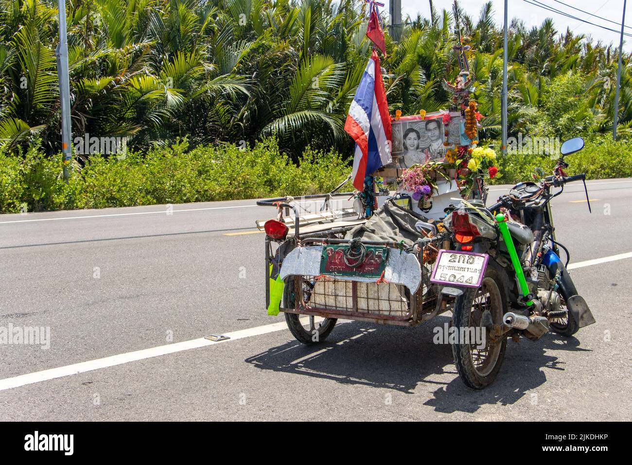 SAMUT PRAKAN, TAILANDIA, 05 2022 DE JUNIO, Una motocicleta con un sidecar decorado está aparcada al lado de la carretera Foto de stock