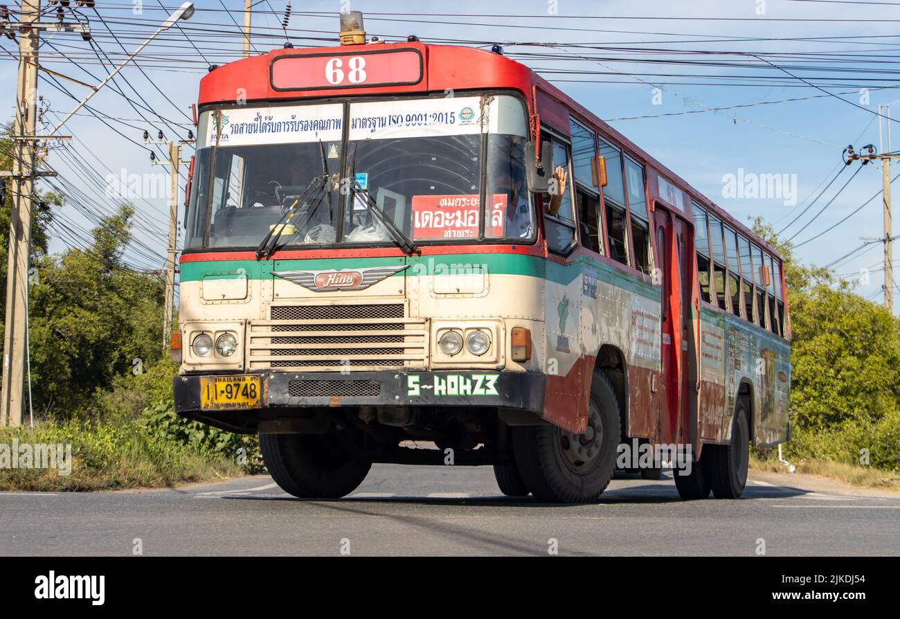 BANGKOK, TAILANDIA, 05 2022 DE JUNIO, un autobús regular de la ciudad viaja en la carretera Foto de stock