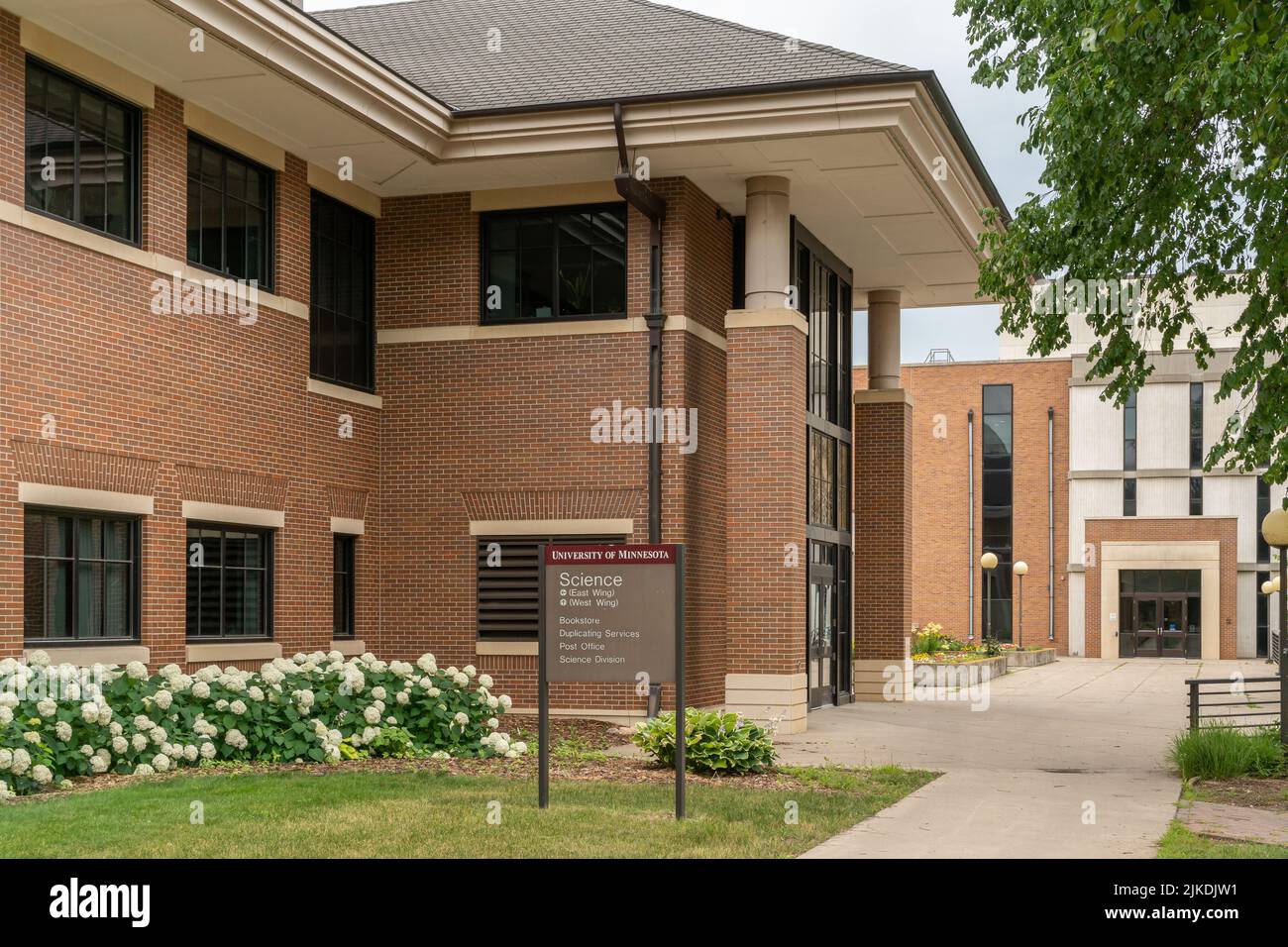 MORRIS, MN, EE.UU. - 9 DE JULIO de 2022: Edificio científico en el campus de la Universidad de Minnesota Morris. Foto de stock
