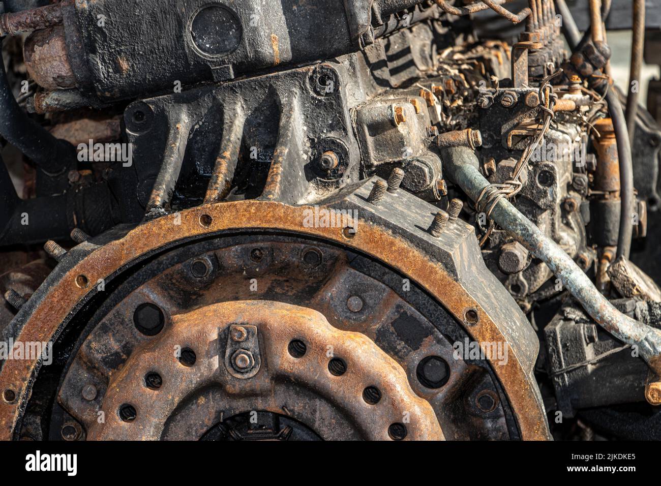 Motor viejo con piezas oxidadas, primer plano. Foto de stock