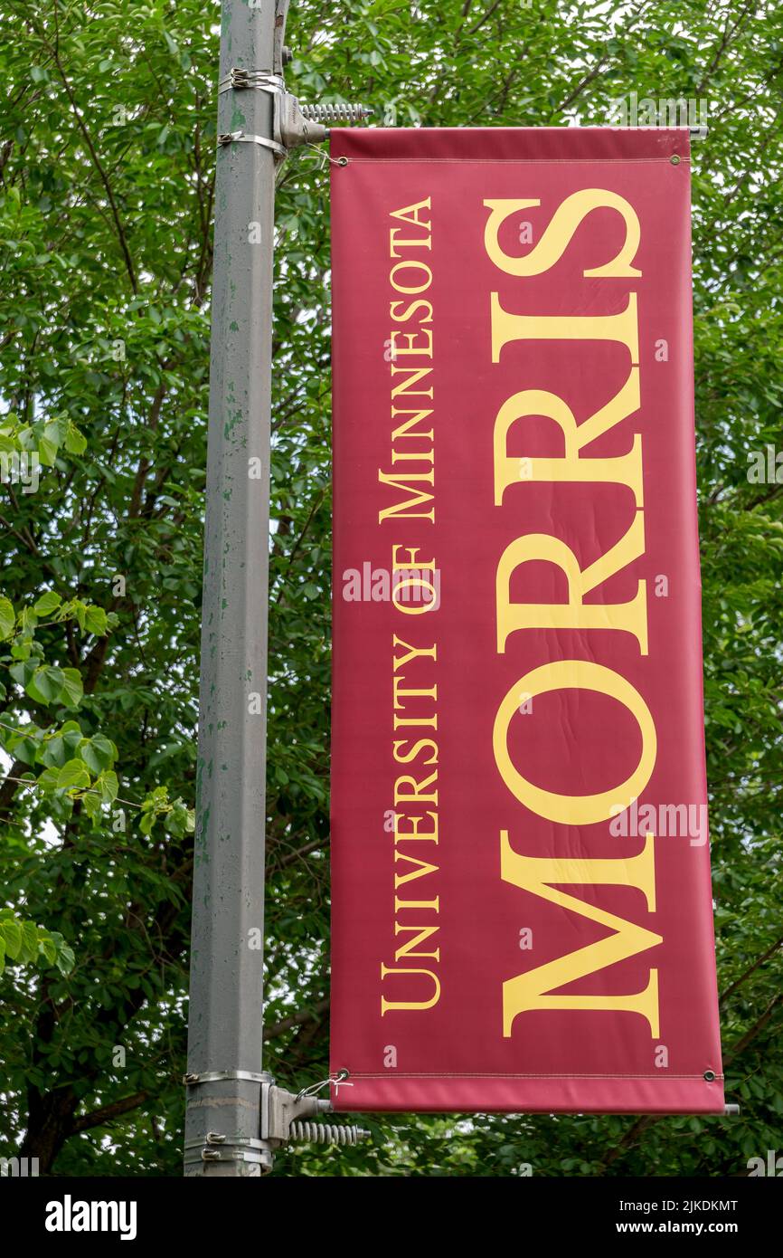 MORRIS, MN, EE.UU. - 9 DE JULIO de 2022: Banner y logotipo del campus en la Universidad de Minnesota Morris. Foto de stock