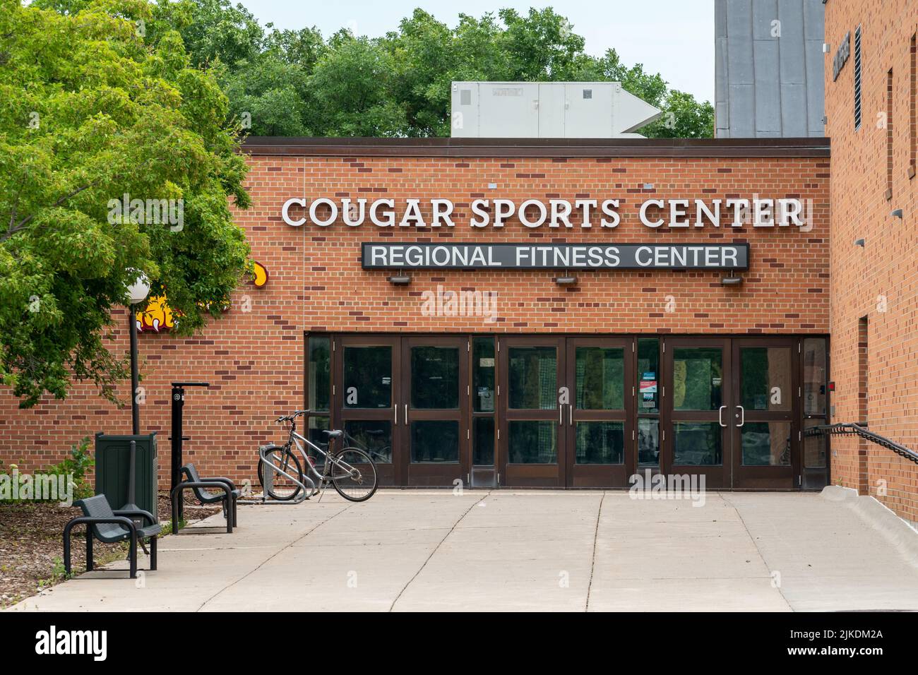 MORRIS, MN, EE.UU. - 9 DE JULIO de 2022: Couger Sports Center y Regional Fitness Center en la Universidad de Minnesota Morris. Foto de stock