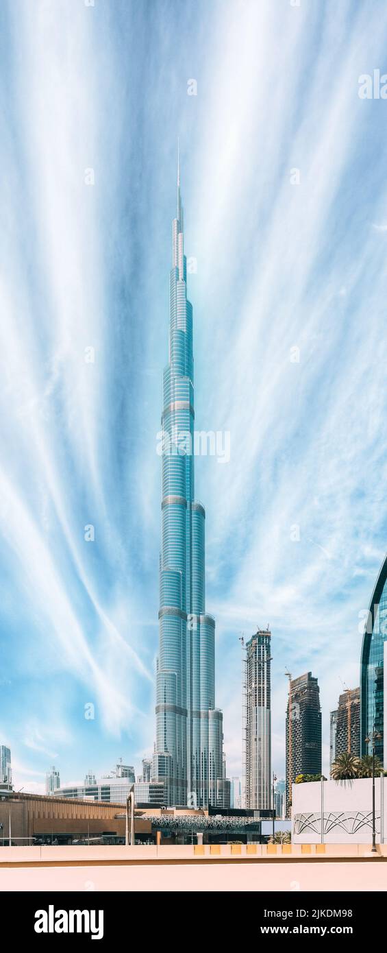 Vista de Burj Khalifa contra el cielo despejado. Vista de los lugares de interés del distrito residencial en el puerto deportivo de Dubai. Burj Khalifa, conocido como el Burj Dubai con un total Foto de stock