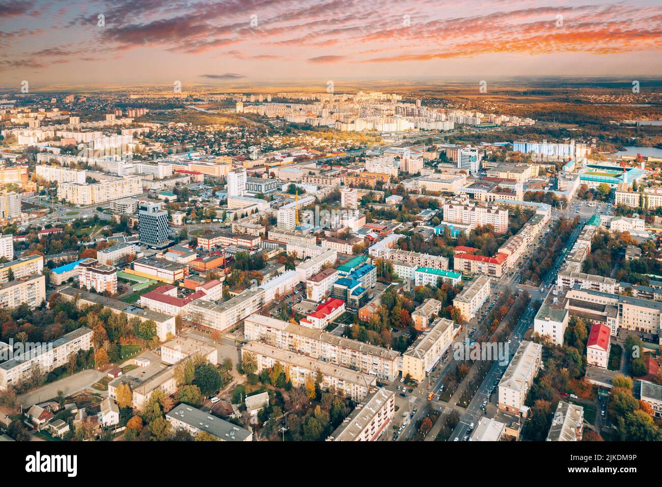 Vista aérea del paisaje urbano de Homiel en el día de otoño. Espectacular cielo sobre el distrito residencial. Vista de pájaro de Gomel, Bielorrusia Foto de stock