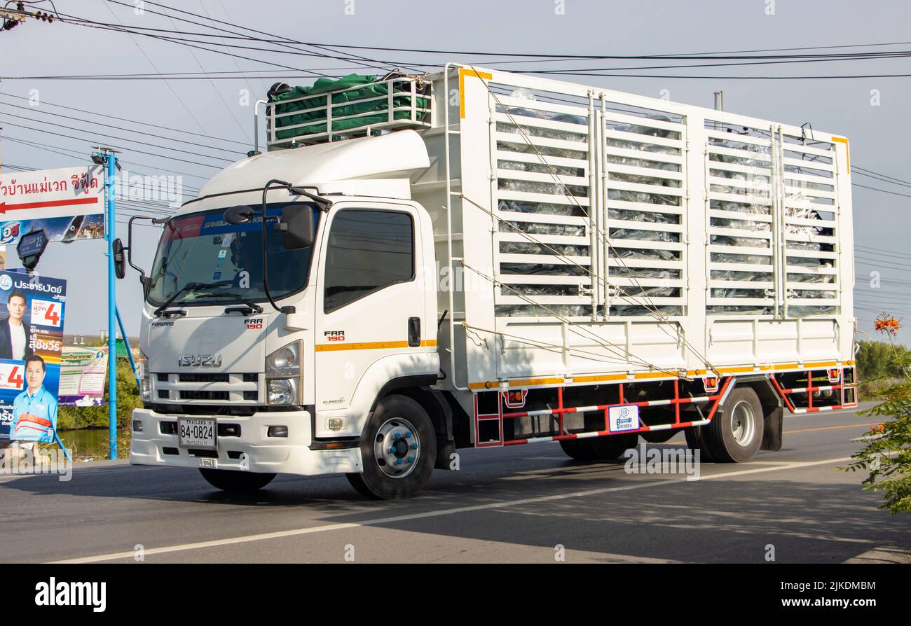 BANGKOK, TAILANDIA, 29 2022 de abril, un camión conduce por la carretera Foto de stock