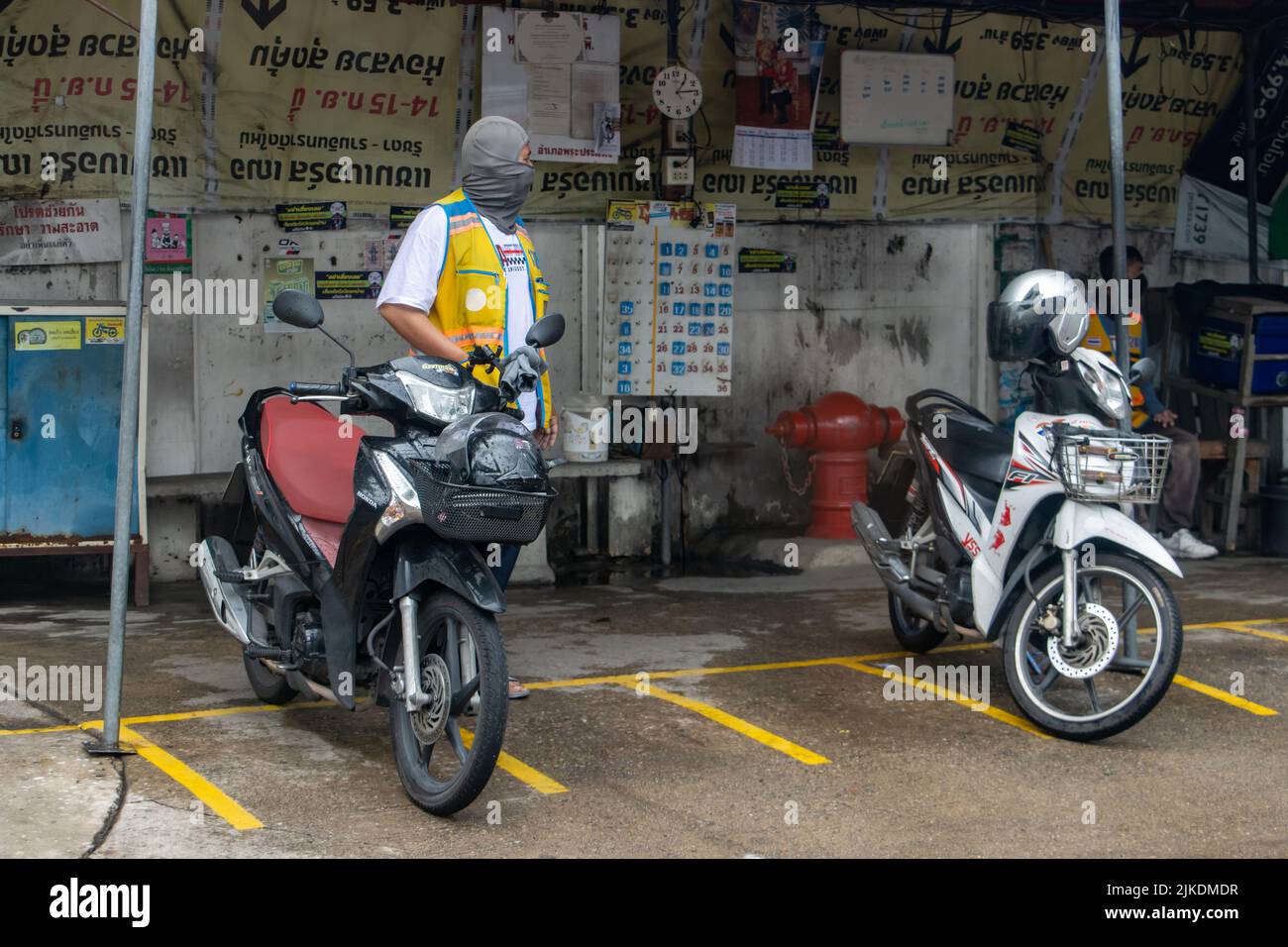 SAMUT PRAKAN, TAILANDIA, 08 2022 DE MAYO, una estación de taxis de motocicletas Foto de stock