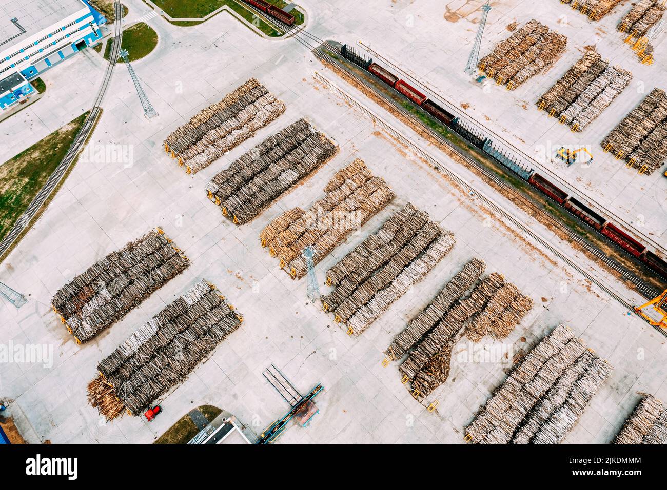 Vista aérea del almacén de madera en bruto en la moderna fábrica de papel. Vista de pájaro de la fábrica de papel Foto de stock