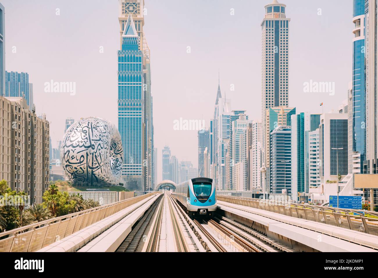 Monorraíl en el metro, que recorre los rascacielos de cristal de Dubai. Tráfico en la calle de Dubai. Museo del Futuro en Dubai. Horizonte urbano. Urbano Foto de stock