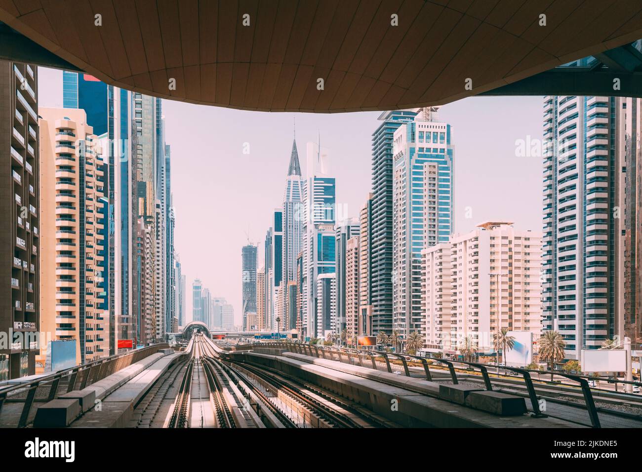 El moderno metro de Dubai. Metro entre rascacielos de vidrio en Dubai. Tráfico en la calle en Dubai. Fondo urbano de la ciudad. Moderno con rascacielos Foto de stock