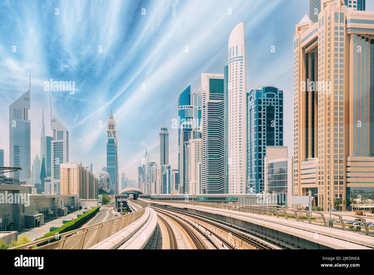 Carretera del metro entre rascacielos de cristal en Dubai. Ferrocarril metropolitano entre rascacielos de cristal en Dubai. Tráfico en la calle de Dubai. Moderno con Foto de stock