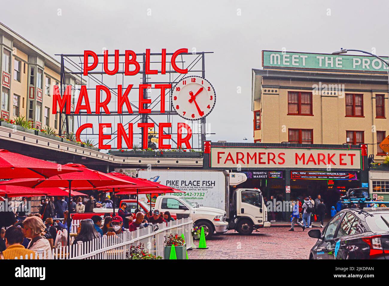 Pike Place Market en Seattle, Washington. El mercado fue fundado en 1907 y abarca unos 9 acres. Foto de stock