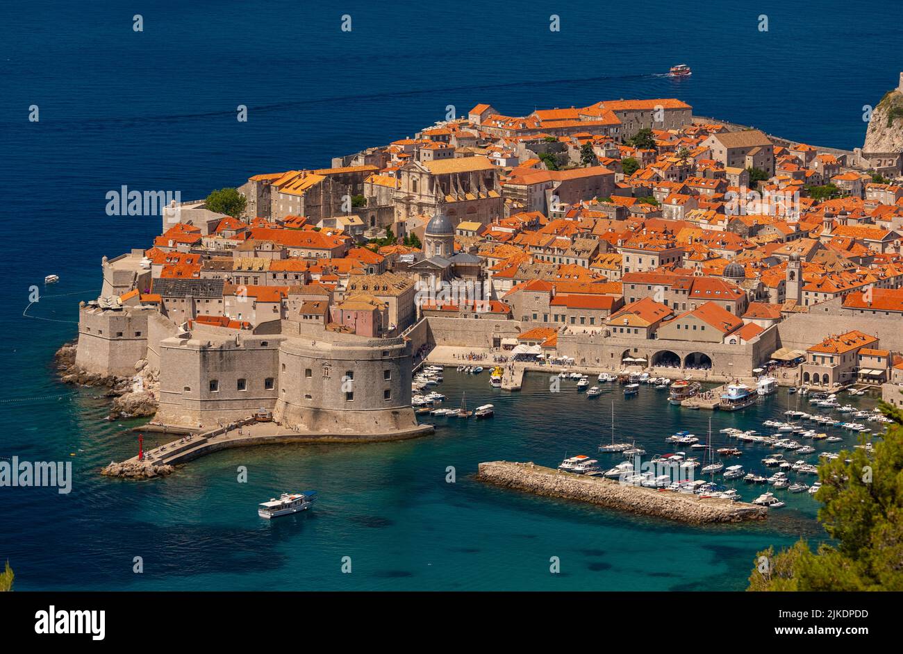DUBROVNIK, CROACIA, EUROPA - La ciudad amurallada de Dubrovnik, vista aérea, en la costa Dalmation. Foto de stock