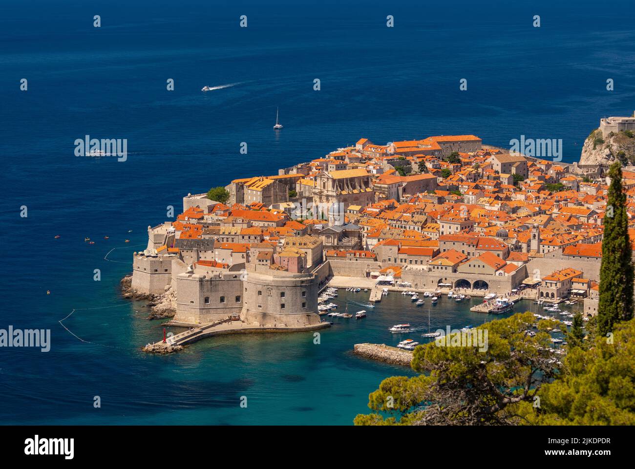 DUBROVNIK, CROACIA, EUROPA - La ciudad amurallada de Dubrovnik, vista aérea, en la costa Dalmation. Foto de stock