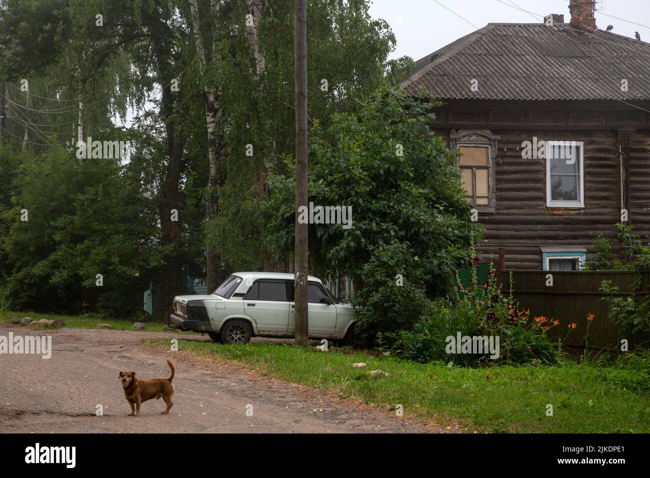 Ciudad de Tutaev, región de Yaroslavl, Rusia. 26th, julio de 2022 Vista tradicional de una calle en una ciudad rusa provincial en la ciudad de Tutaev, Rusia Foto de stock