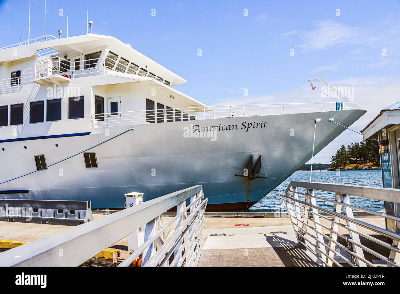 American Spirit, un barco de American Cruise Lines, atracado en la isla de San Juan, estado de Washington. Foto de stock