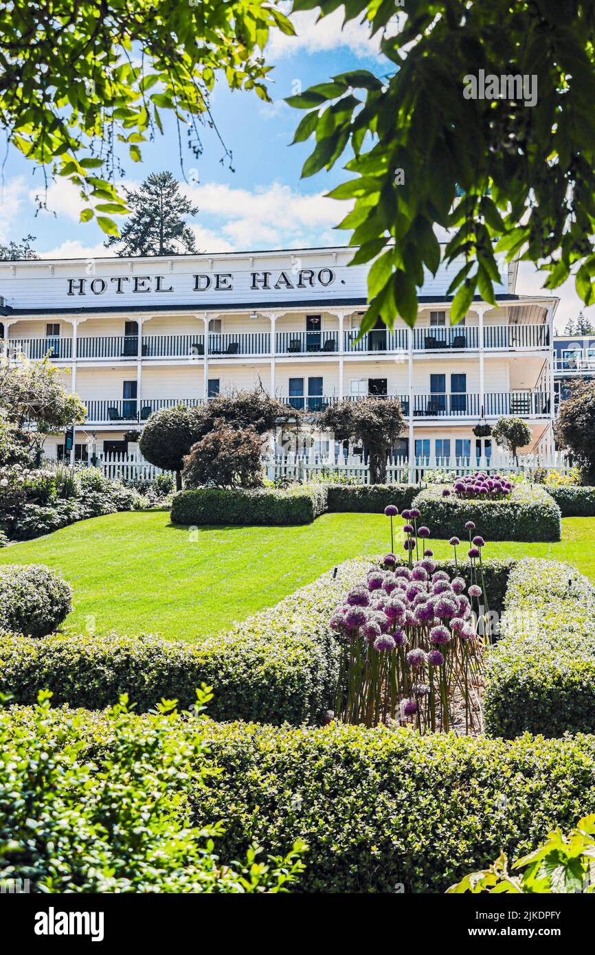 Jardín formal frente al Hotel De Haro en el Roche Harbor Resort en la Isla de San Juan en el noroeste del estado de Washington. Foto de stock