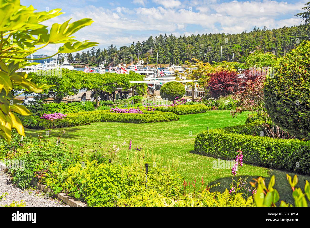 Jardín formal cerca de la marina en el Roche Harbor Resort en la isla de San Juan en el noroeste del estado de Washington. Foto de stock