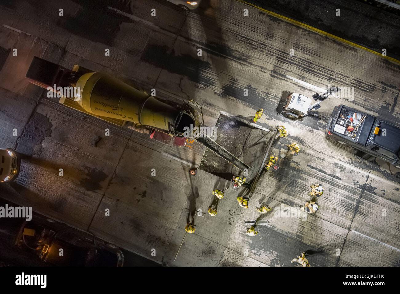 Vista aérea de la reparación nocturna de la autopista, Filadelfia, Pensilvania, EE.UU Foto de stock
