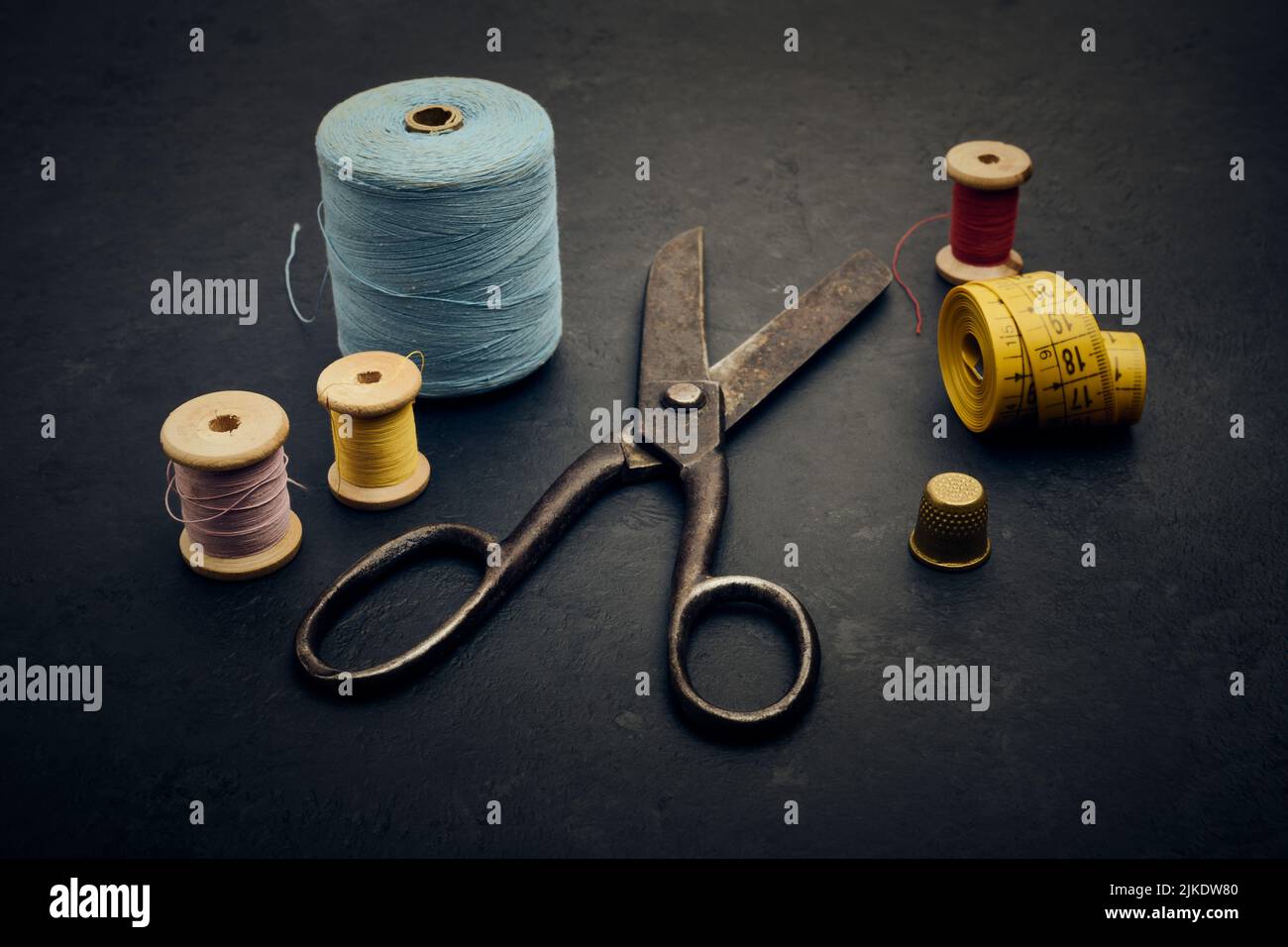 La costura vieja y sastrería suministros, tijeras, hilo, cinta métrica, dedal, tonificación vintage, poca profundidad de campo Foto de stock