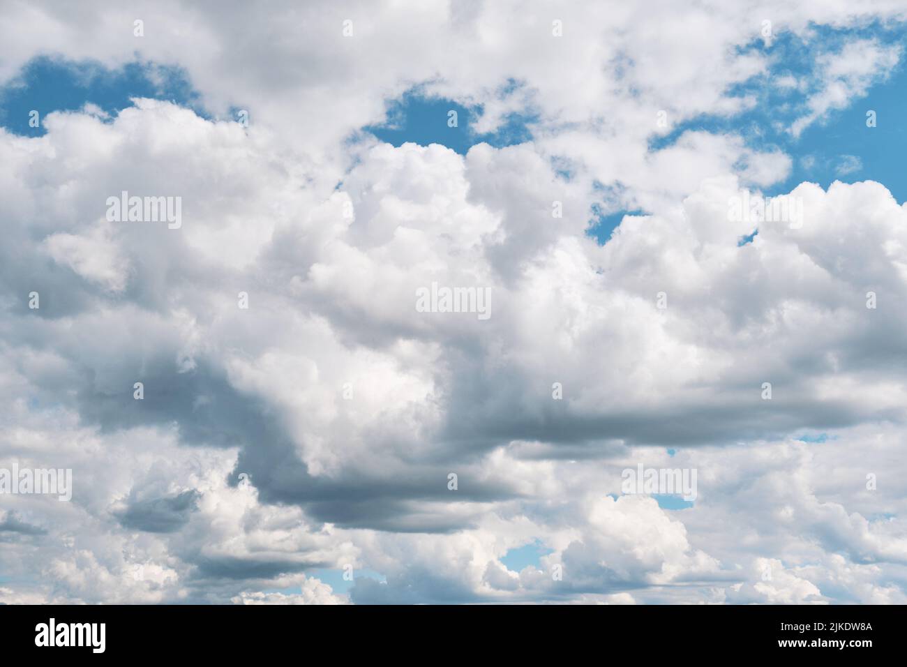 Fondo natural de nubes blancas que retroceden al horizonte en el cielo azul en un día brillante Foto de stock