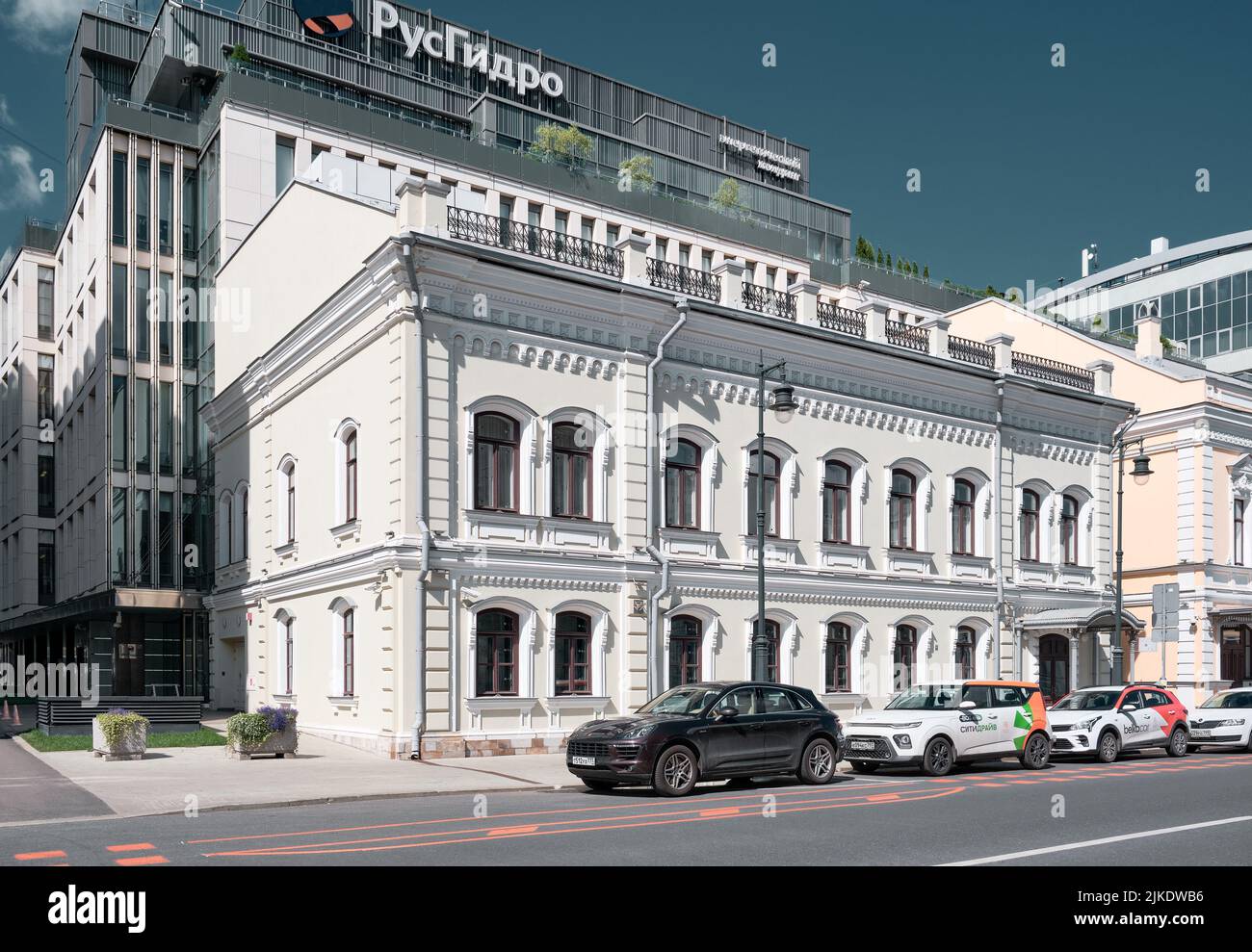 Vista de una antigua mansión, antigua casa rentable construida en 1864, Malaya Dmitrovka Street, punto de referencia: Moscú, Rusia - 22 de julio de 2022 Foto de stock