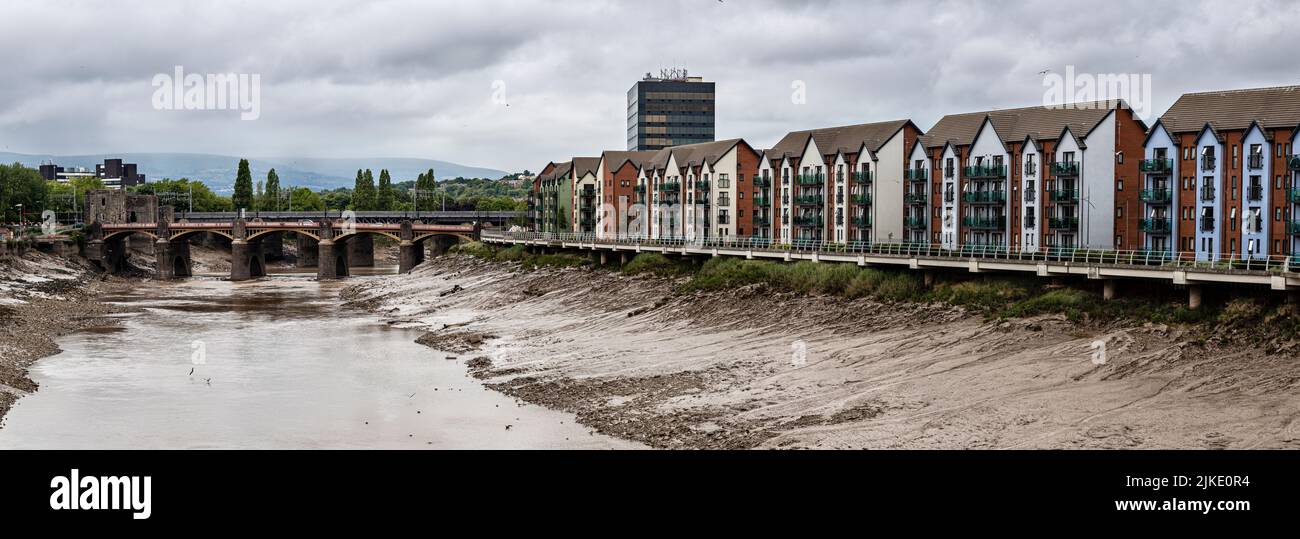 Clarence Place Bridge, el río Usk y modernos edificios de apartamentos, Newport, Monmouthshire, Gales del Sur, Reino Unido Foto de stock