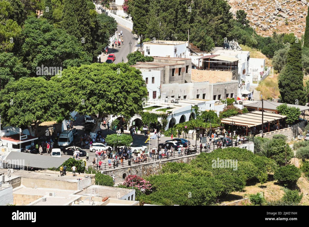 Lindos, Rodes, Grecia - 2022 de mayo: Vista aérea de la plaza de Lindos con coches y taxis y turistas Foto de stock