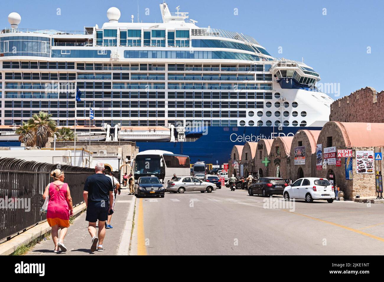 Rodas, Grecia - 2022 de mayo: Los pasajeros regresan al crucero Celebrity Edge después de visitar el Otwn de Rodas Foto de stock