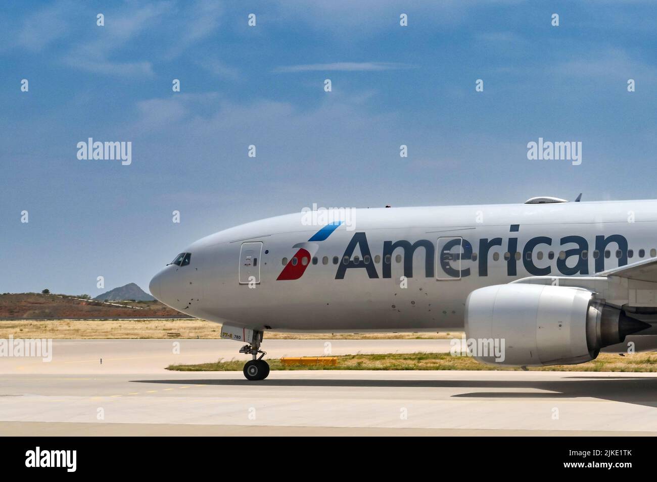 Atenas, Grecia - 2022 de junio: American Airlines Boeing 777 en taxi a la terminal del aeropuerto después de un vuelo transatlántico Foto de stock