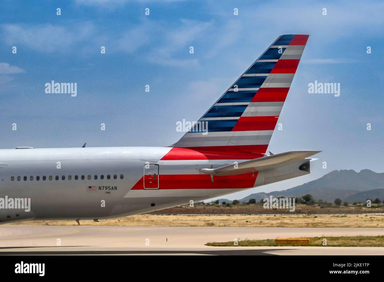 Atenas, Grecia - 2022 de junio: Aleta trasera de un avión Boeing 777 de American Airlines (matrícula N795AN) que se dirige a la terminal del aeropuerto después de llegar Foto de stock