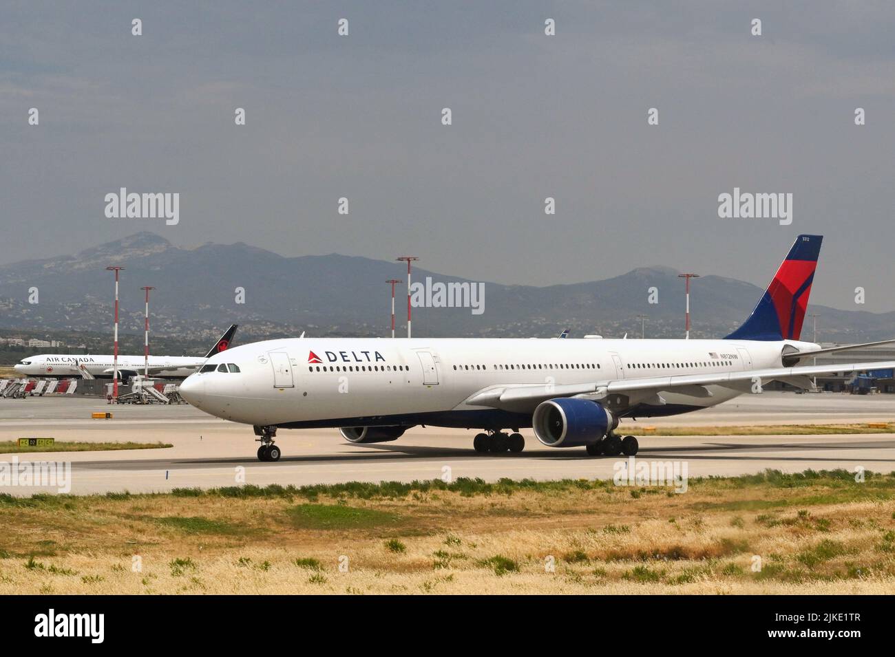 Atenas, Grecia - Junio 2022: Delta Air Lines Boeing 777 (matrícula N812NW) en rodaje para el despegue de un vuelo transatlántico Foto de stock