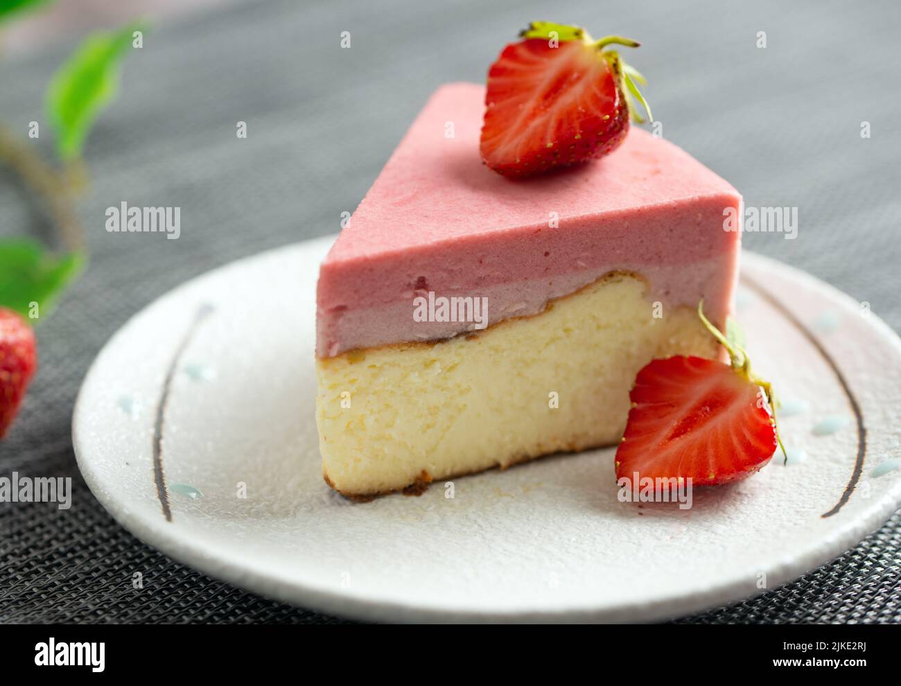 Tarta de queso de fresa con gelatina y fresas frescas Foto de stock
