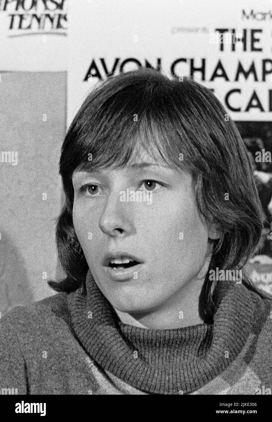 La tenista Martina Navratilova en una conferencia de prensa en California, 1980 Foto de stock