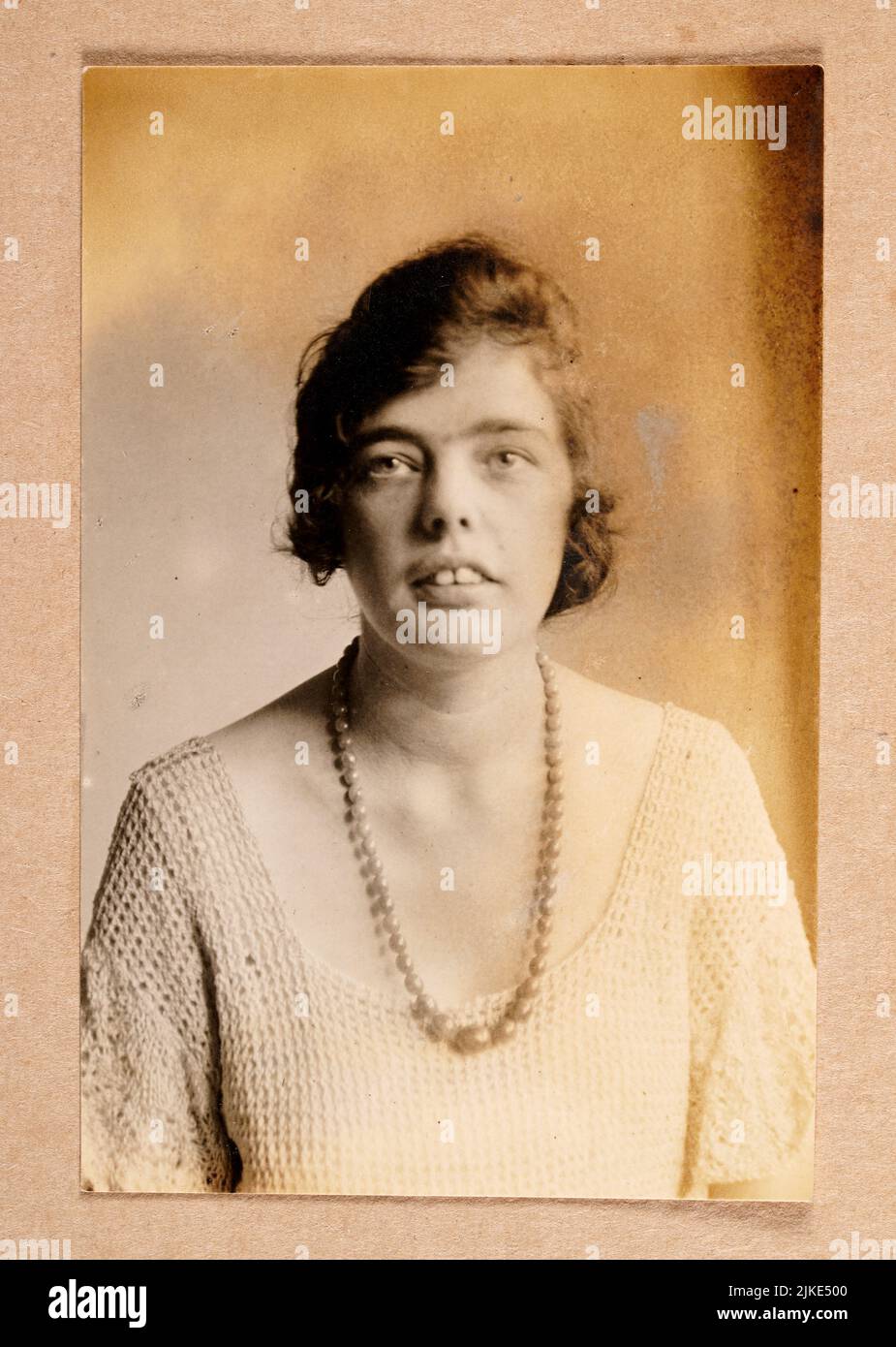 Fotografía de la vendimia de una mujer joven que llevaba collar de perlas, dientes prominentes, 1920s, desconocida Foto de stock