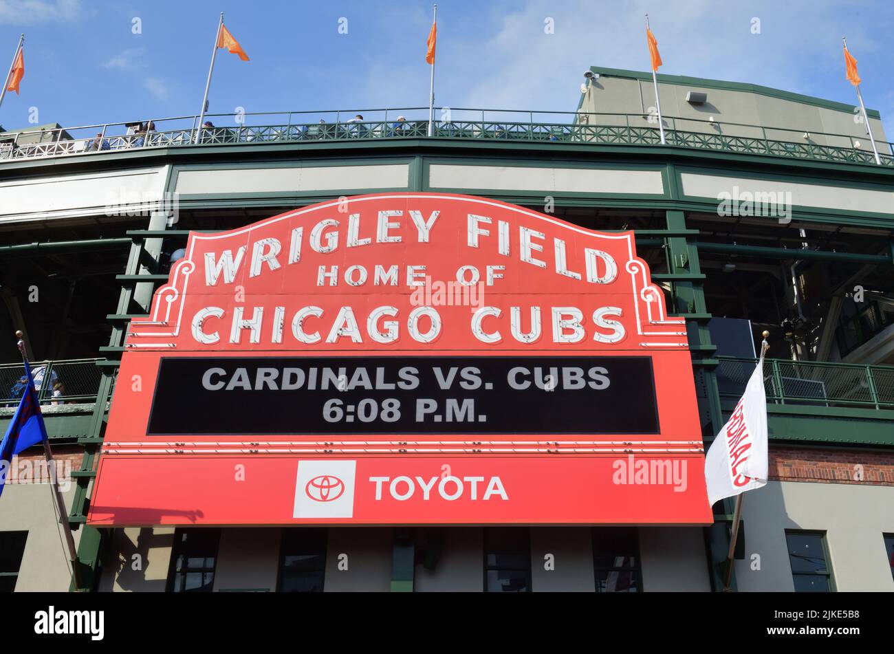 Chicago, Illinois, EE.UU. La famosa marquesina roja sobre la entrada principal del icónico Wrigley Field. Foto de stock