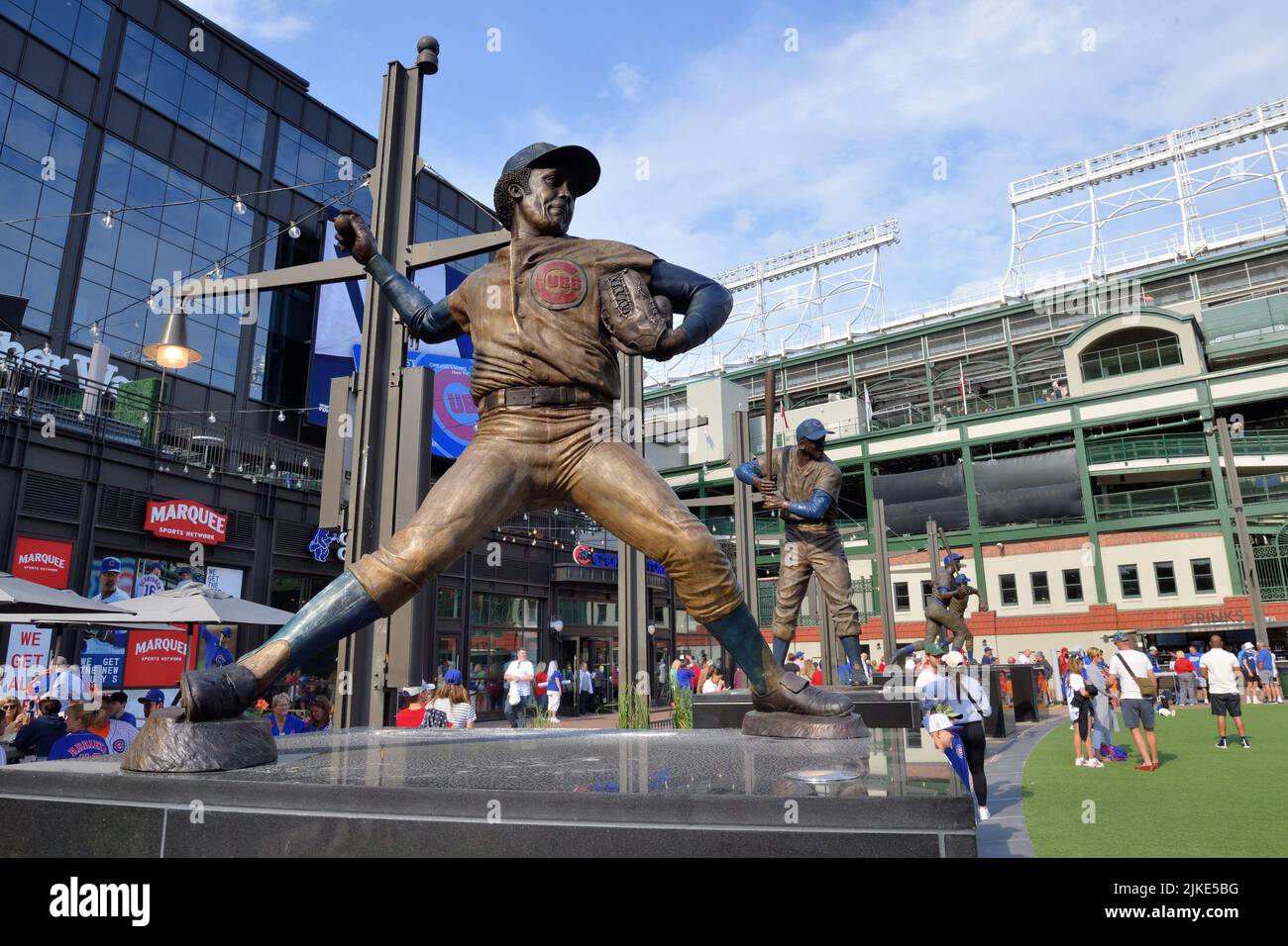 Chicago, Illinois, EE.UU. Las estatuas de los grandes jugadores de los Chicago Cubs están inmortalizadas con estatuas en Gallagher Way, justo en las afueras del icónico Wrigley Field. Foto de stock