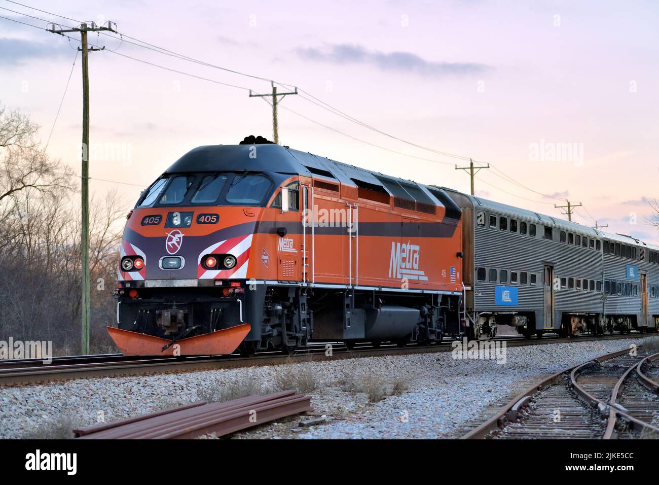 Bartlett, Illinois, EE.UU. Una locomotora Metra empujando un tren de cercanías en su viaje a Chicago. Foto de stock