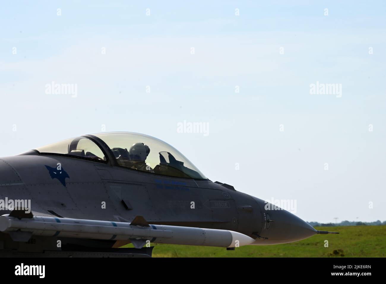 El Coronel de la Fuerza Aérea de los EE.UU. Quaid Quadri, comandante del ala de combate 169th, taxis Un F-16 que lucha con halcón a la pista de aterrizaje para despegar para una sortie de entrenamiento diario desde el Aeropuerto Metropolitano de Columbia, Columbia, Carolina del Sur, 27 de julio de 2022. El SCANG está actualmente volando desde el Aeropuerto Metropolitano de Columbia durante un proyecto de construcción de pista en curso en la Base Conjunta de la Guardia Nacional McEntire, S.C. (U.S. Foto de la Guardia Nacional Aérea por el capitán Stephen Hudson, 169th Fighter Wing Public Affairs) Foto de stock