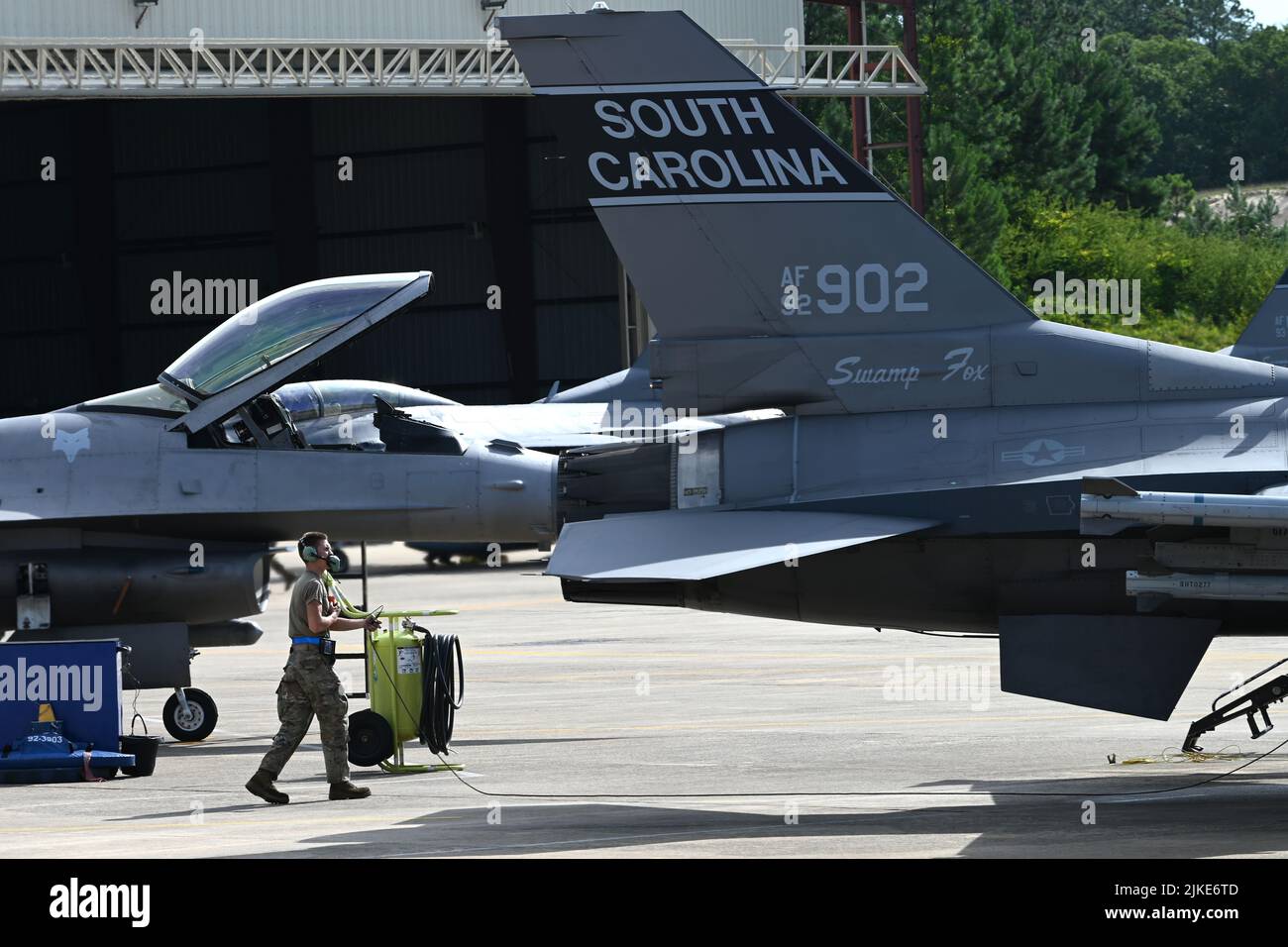 Los jefes de la tripulación de la Fuerza Aérea de los EE.UU. Del Grupo de Mantenimiento 169th de la Guardia Nacional Aérea de Carolina del Sur preparan el F-16 luchando contra los halcones del Escuadrón de Combate 157th para una sortita de entrenamiento diaria en el Aeropuerto Metropolitano de Columbia, Columbia, Carolina del Sur, 27 de julio de 2022. El SCANG está actualmente volando desde el Aeropuerto Metropolitano de Columbia durante un proyecto de construcción de pista en curso en la Base Conjunta de la Guardia Nacional McEntire, S.C. (U.S. Foto de la Guardia Nacional Aérea por el capitán Stephen Hudson, 169th Fighter Wing Public Affairs) Foto de stock